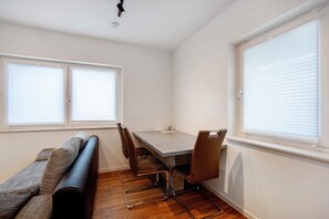 Dining - Apartment 'Auf Dem Land' with Private Terrace and Wi-Fi (Apfeldorf)
