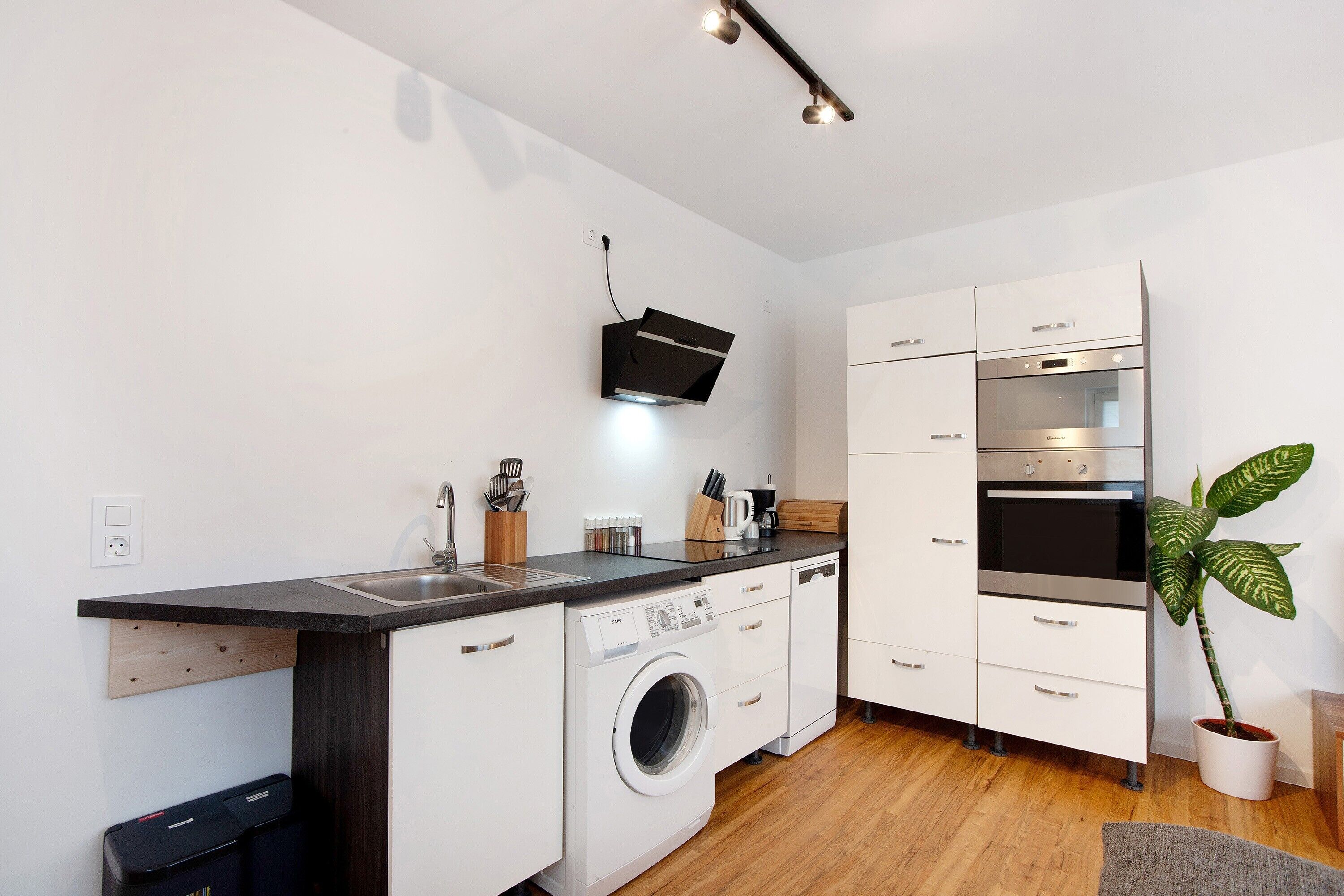 Kühlschrank, Mikrowelle, Ofen, Herdplatte