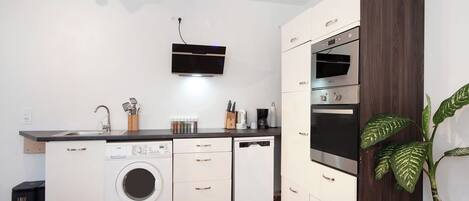 Kühlschrank, Mikrowelle, Ofen, Herdplatte