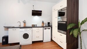 Kaffetrakter/tekoker, kjøleskap, mikrobølgeovn og ovn