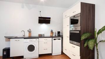 Een koelkast, een microgolfoven, een oven, een kookplaat