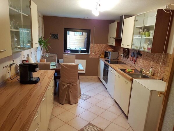 Geladeira, micro-ondas, fogão, cooktop