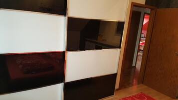 1 室のベッドルーム、アイロン / アイロン台、WiFi (無料)、ベッドシーツ