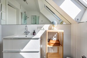 Dusche, Haartrockner, Handtücher