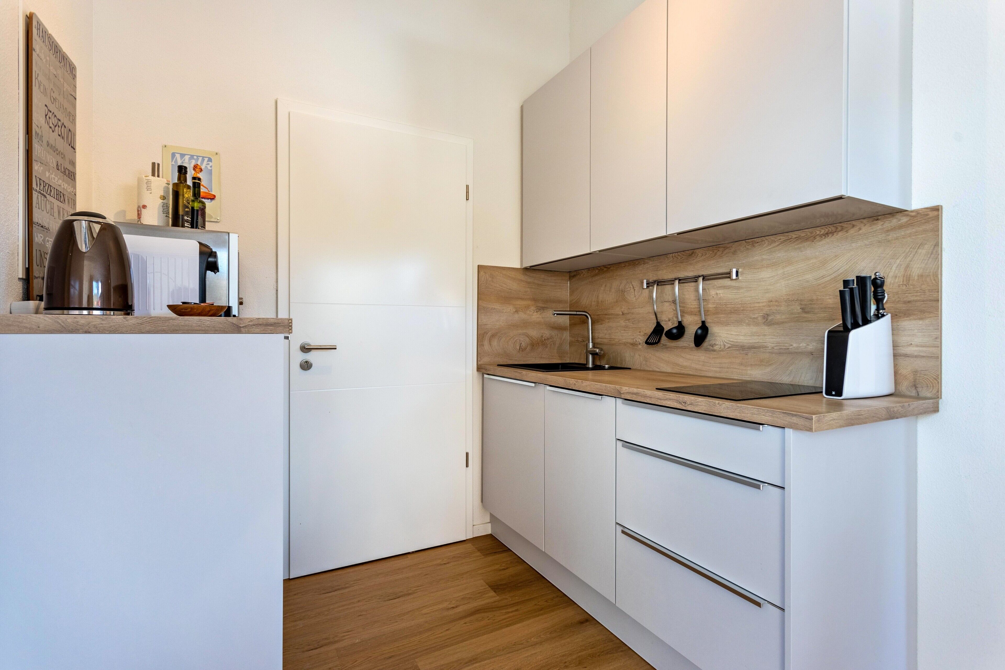 Kühlschrank, Mikrowelle, Herdplatte, Geschirrspüler