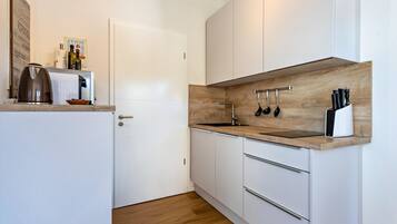 Kühlschrank, Mikrowelle, Herdplatte, Geschirrspüler