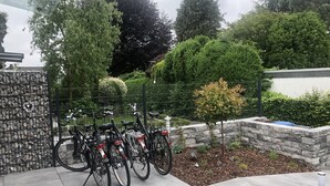 A paved patio area with a stone wall and a metal fence. - Holiday Home 'Viktoria' with Private Terrace, Garden, and Wi-Fi (Koblenz)