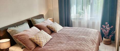 2 室のベッドルーム、アイロン / アイロン台、WiFi (無料)、ベッドシーツ