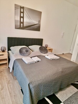 1 habitación, tabla de planchar con plancha, wifi gratis y ropa de cama 