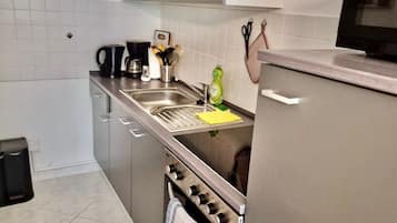 Frigorífico, microondas, horno y placa de cocina