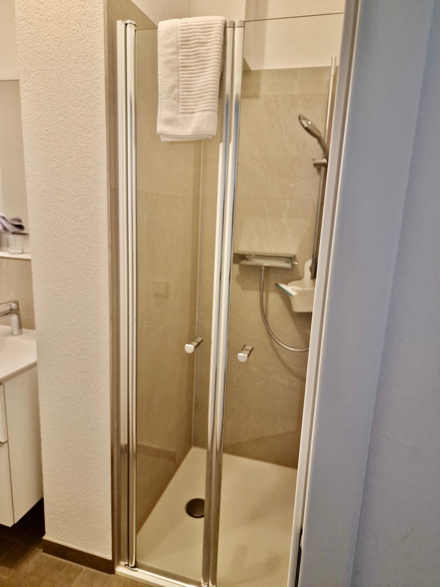 Dusche, Haartrockner, Handtücher