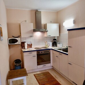 Kjøleskap, mikrobølgeovn, ovn og kokeplater