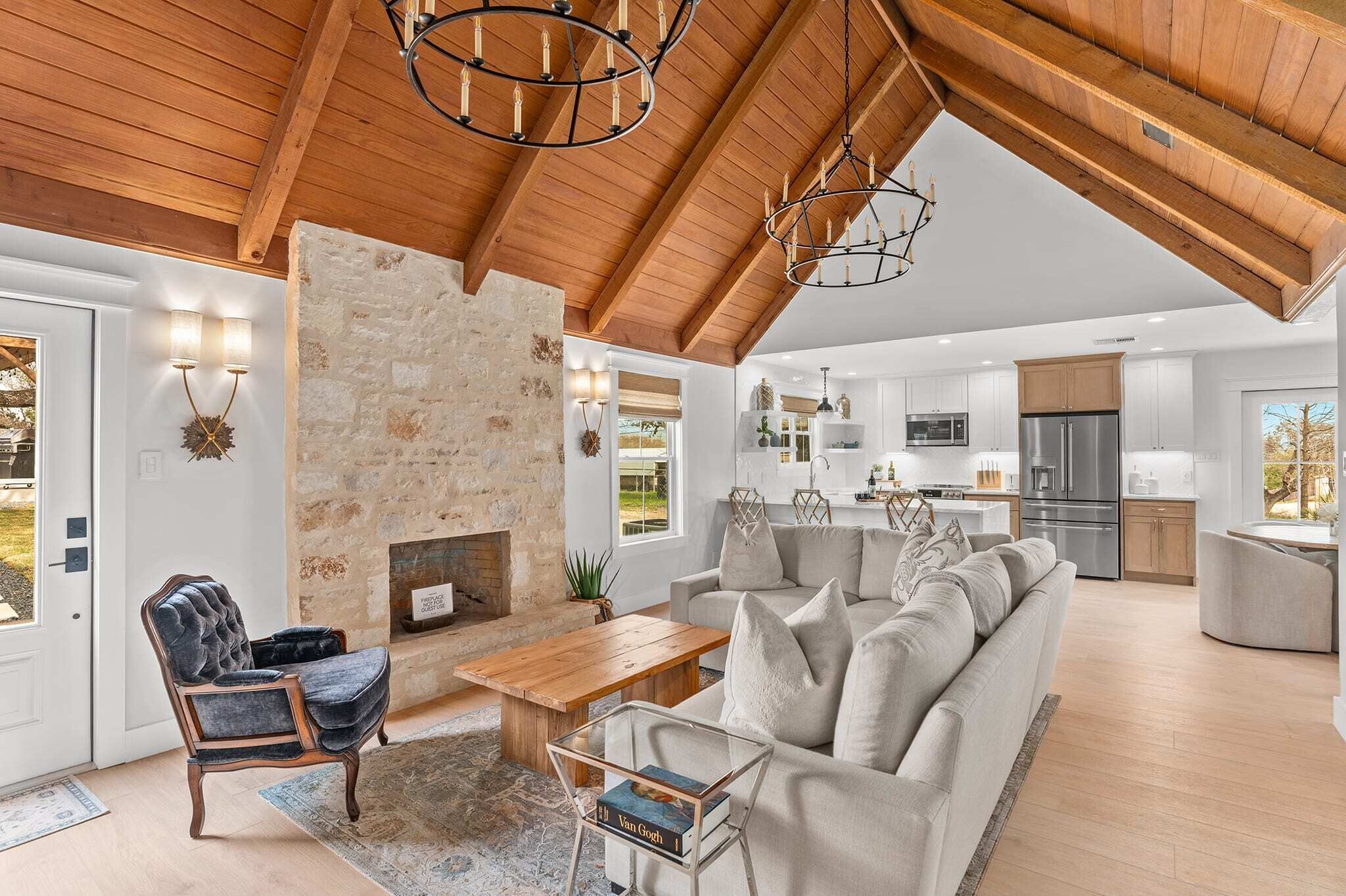 Televisión, chimenea y oficina 