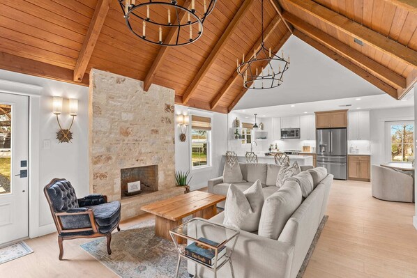 Fernseher, Kamin, Arbeitsbereiche