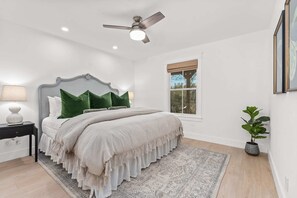3 habitaciones, tabla de planchar con plancha, wifi y ropa de cama 