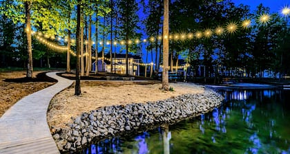 7BR Private Paradise 2 Story Dock, Beach, Hot Tub