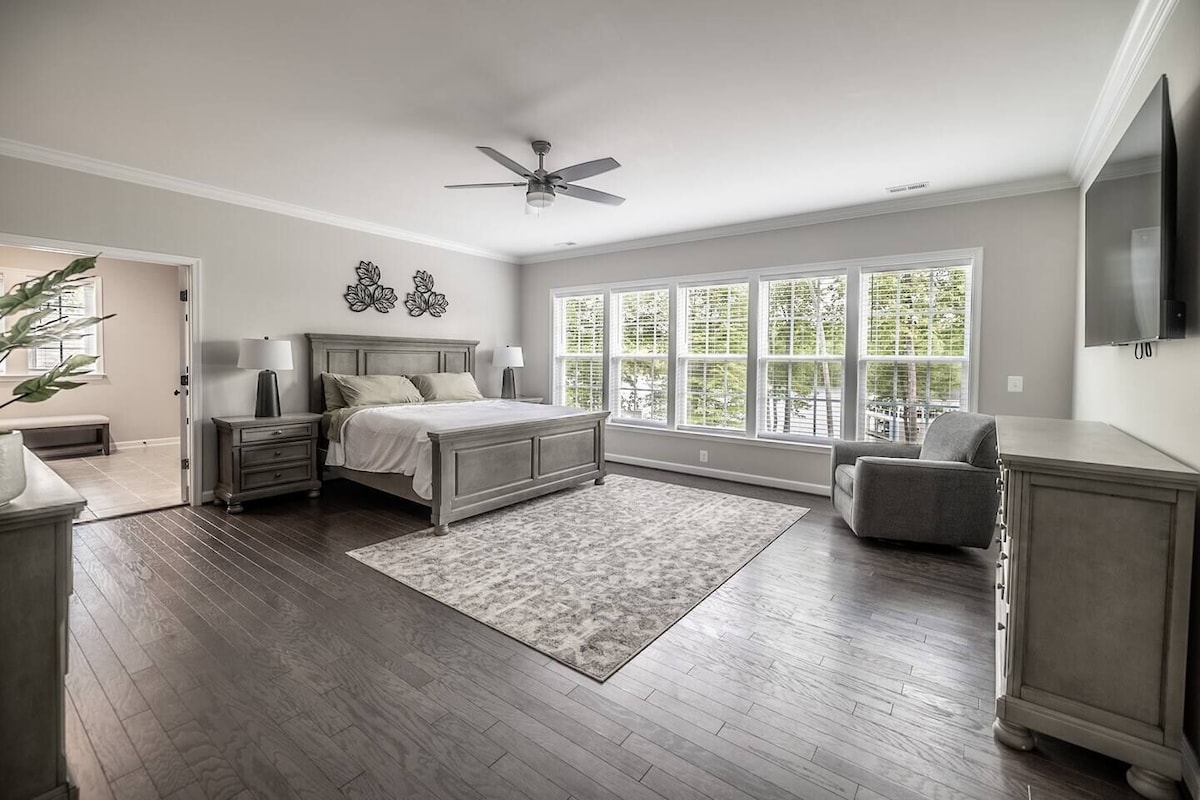 7 bedrooms, desk, iron/ironing board, travel crib
