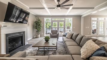Smart-TV, Kamin, Videospiele, Tischtennisplatte