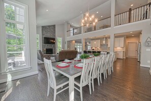 Dining - Lakefront Lake Anna with Cove, Dock, Deck, Hot Tub (Mineral)