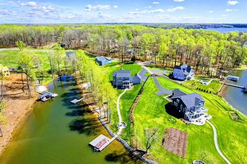 7BR Private Cove Lakefront Lake Anna Beach & Dock