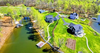 7BR Private Cove Lakefront Lake Anna Beach & Dock