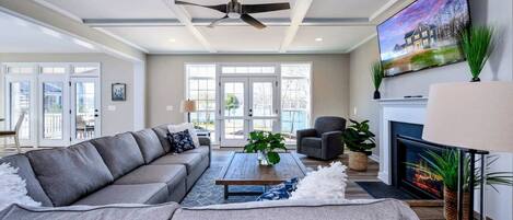 Smart TV, chimenea, videojuegos, oficina