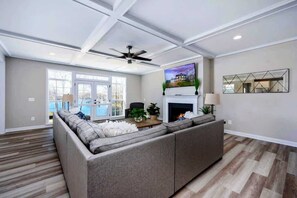 Smart TV, chimenea, videojuegos, oficina