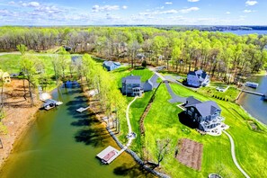Una zona residencial con varias casas, un muelle y un lago.