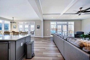 TV connectée, cheminée, jeux vidéo, espaces bureaux