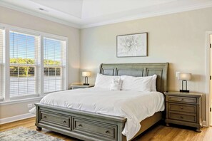 7 bedrooms, desk, iron/ironing board, travel cot