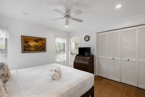 3 bedrooms, iron/ironing board, WiFi, bed sheets - Gorgeous Near Beach Pool Home in West Rocks (Sanibel)