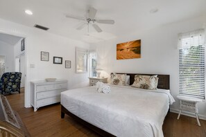 3 bedrooms, iron/ironing board, WiFi, bed sheets - Gorgeous Near Beach Pool Home in West Rocks (Sanibel)