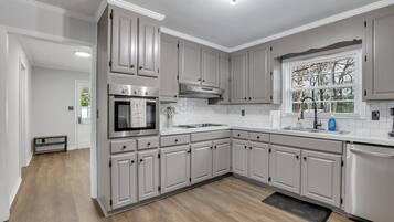 Frigorifero, microonde, forno, piano cottura