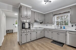 Fridge, microwave, oven, stovetop - Statesboro Sunshine Retreat (Statesboro)