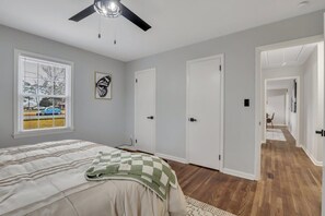 4 bedrooms, iron/ironing board, WiFi, bed sheets - Statesboro Sunshine Retreat (Statesboro)