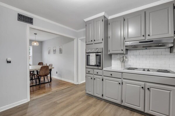 Fridge, microwave, oven, stovetop - Statesboro Sunshine Retreat (Statesboro)