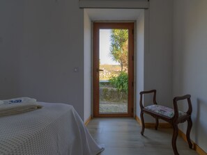 3 bedrooms, desk, Internet