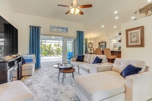 TV, fireplace - Beautiful Venice Getaway, 4 Mi to Manasota Beach! (Venice)