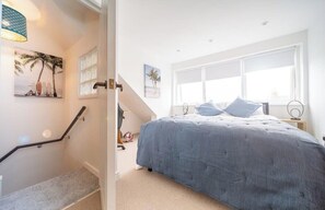 4 bedrooms, desk, iron/ironing board, travel cot - Spacious Home, Private Parking, Central Newquay (Newquay)