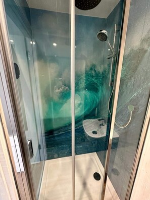 Chuveiro, secador de cabelo, toalhas de banho 