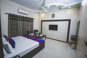 Deluxe Double Room | Soundproofing, iron/ironing board, free WiFi