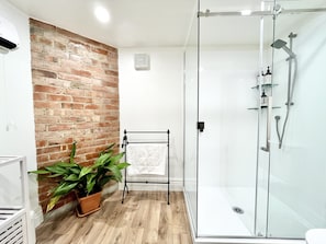 Shower, hair dryer, towels, soap - Opoho Heritage Guest Suite (Dunedin)