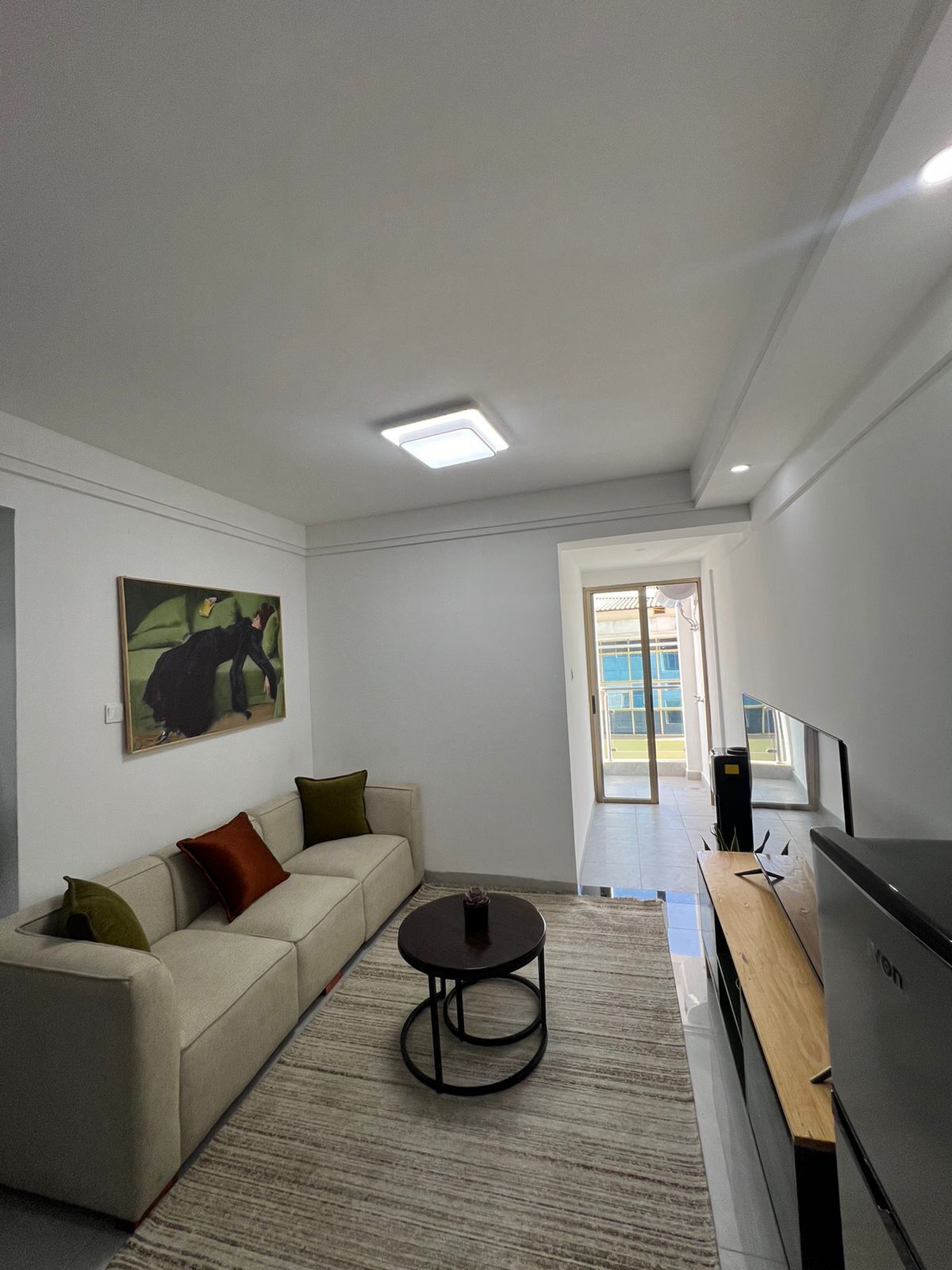 商务公寓 | 起居区 | 24-英寸智能电视（配备数码频道）