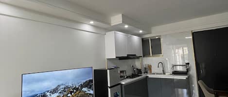 Refrigerador, microondas, utensilios de cocina