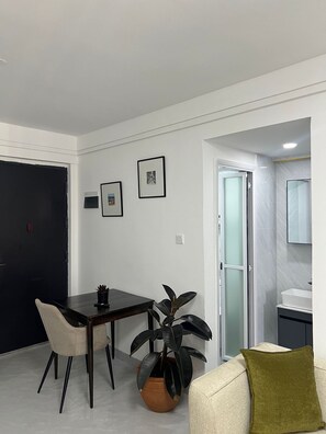 Departamento empresarial | Área de sala de estar | Smart TV de 24 pulgadas con canales digitales 