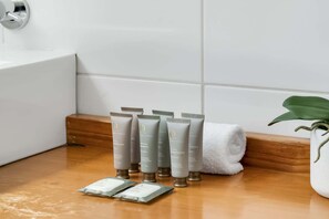 Douche, sèche-cheveux, serviettes fournies