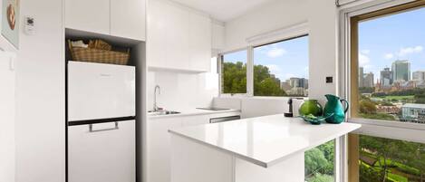 ثلاجة، ميكروويف، موقد طهي مسطح، ماكينة لصنع القهوة/الشاي