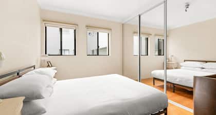 Lovely 2-Bed with Balcony 150 m from Coogee Beach