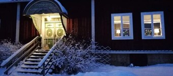 Hälsingegård med anor från 1600-talet. Utanför Hudiksvall. Skidor, fiske, natur.