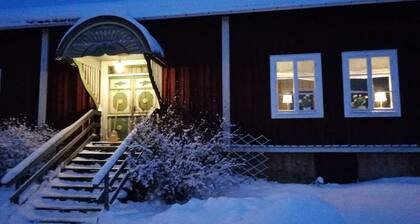 Hälsingegård med anor från 1600-talet. Utanför Hudiksvall. Skidor, fiske, natur.